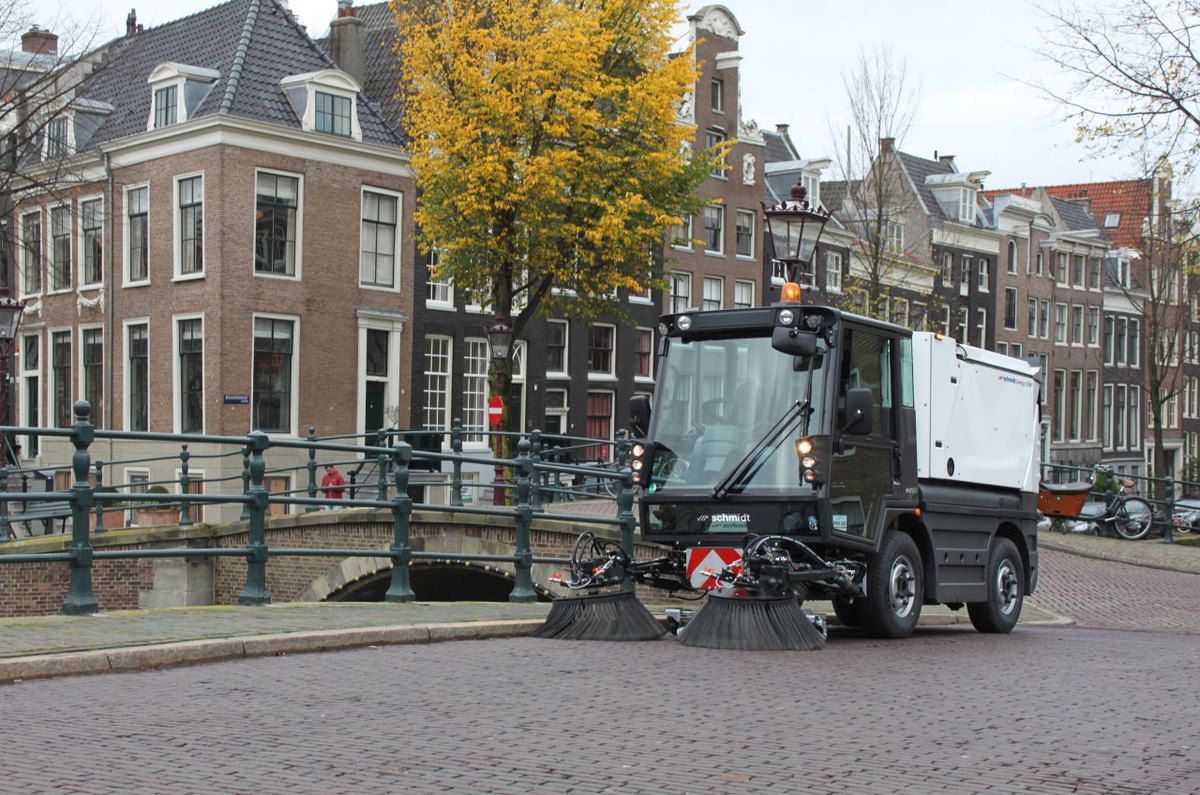 Équipement de nettoyage Swingo 200+ avec suspension hydropneumatique et quatre roues directrices