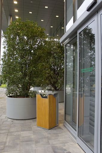 Poubelle publique 106shield2c - Shield - Fima - Métal et bois de frêne - Ouverture en basculement_2