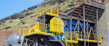 Concasseur à mâchoires avec grande ouverture d'alimentation pour blocs volumineux