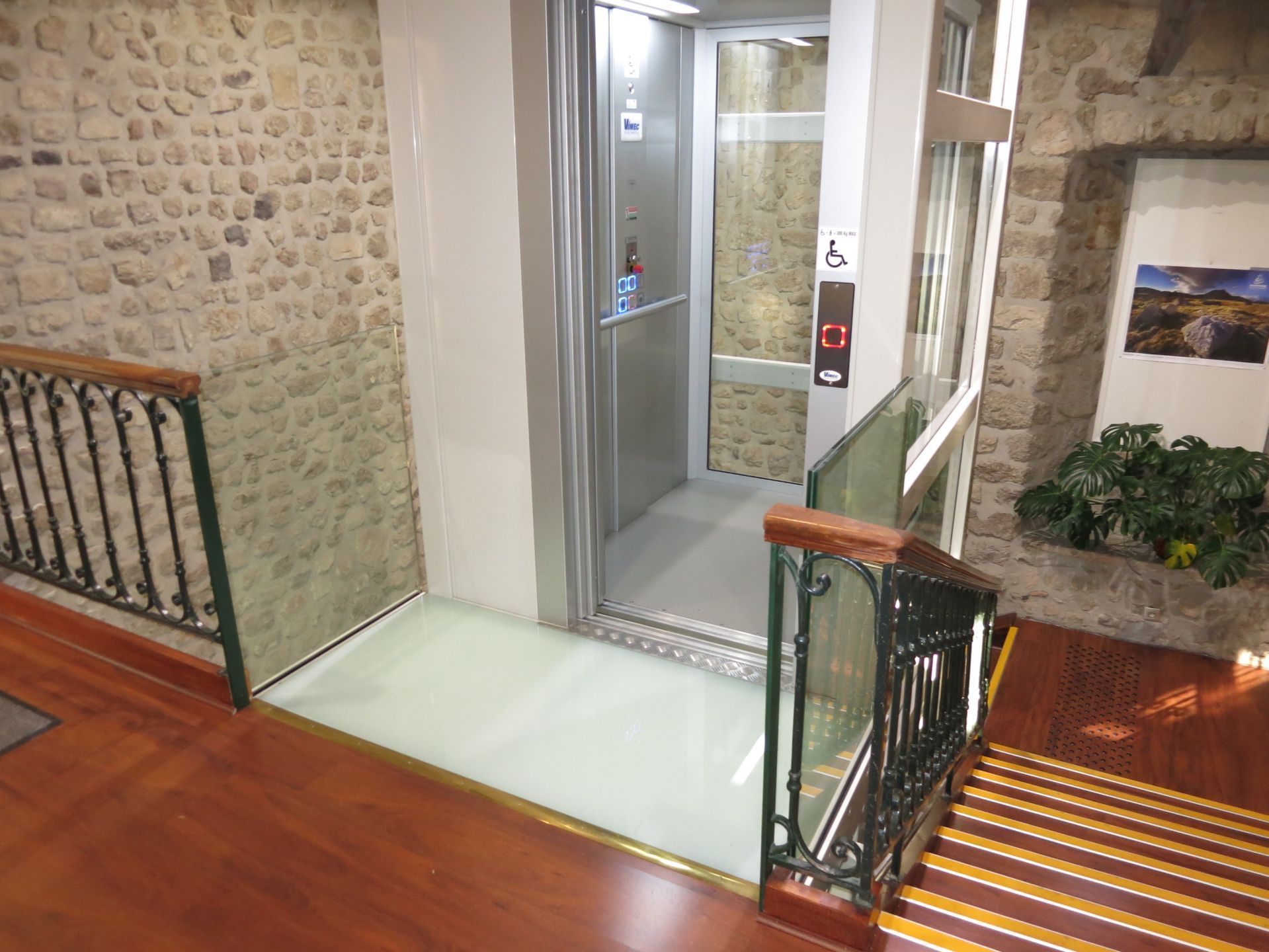 Plateforme élévatrice PMR E07 avec cabine AR:IA - Hydraulique - Charge jusqu'à 400 kg_3