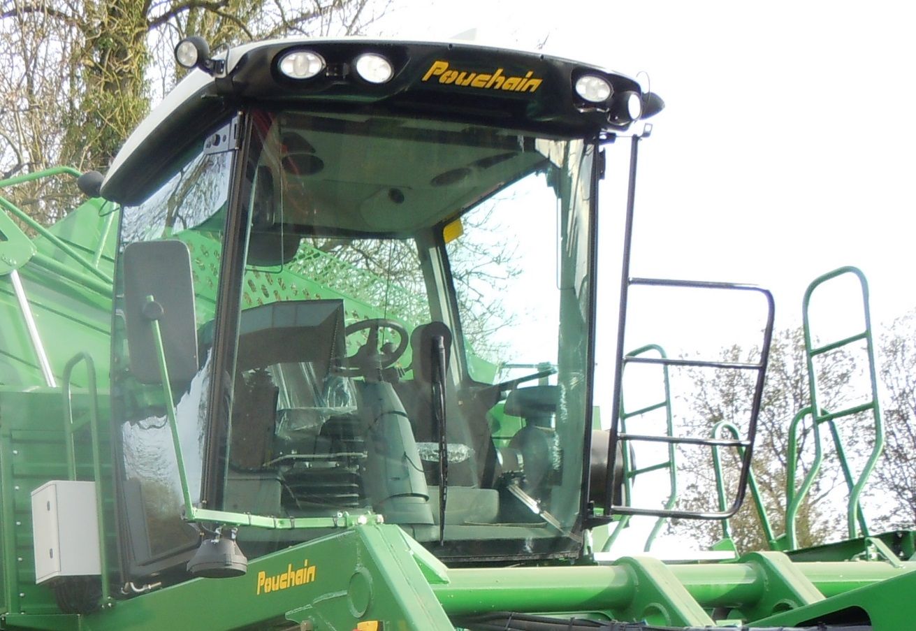 Arracheuse d'endives PAE 2018 - ETS Pouchain - moteur 300 kW - cabine avancée et insonorisée_2