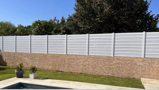 Clôture PVC ajourée - MAKI - Lames horizontales espacées de 1cm - Gamme classique - Sur-mesure - Poteaux PVC ou aluminium_2