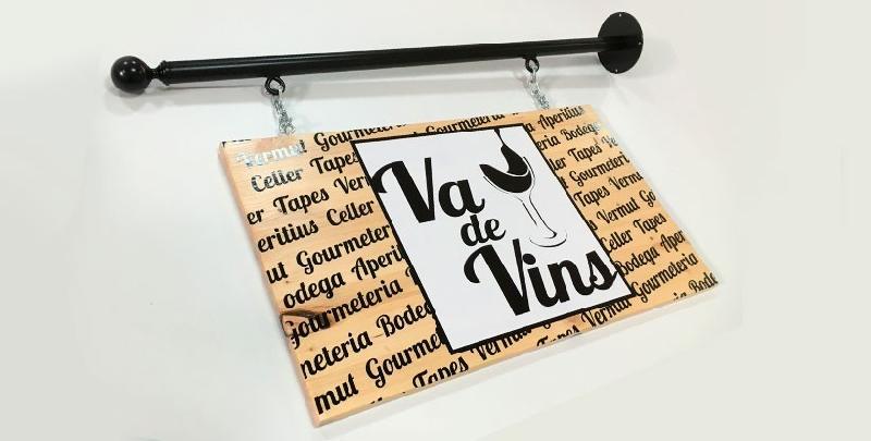 Enseigne drapeau suspendue en bois - Fer laqué et bois de pin traité_2