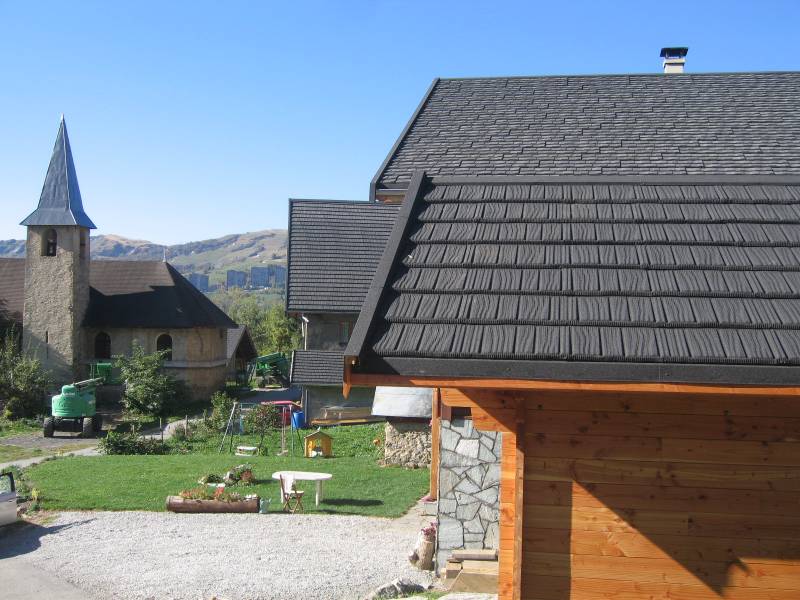 Toitures de montagne aspect traditionnel - GERARD®, METROTILE® et DECRA® - résistantes aux températures extrêmes et aux chocs_2