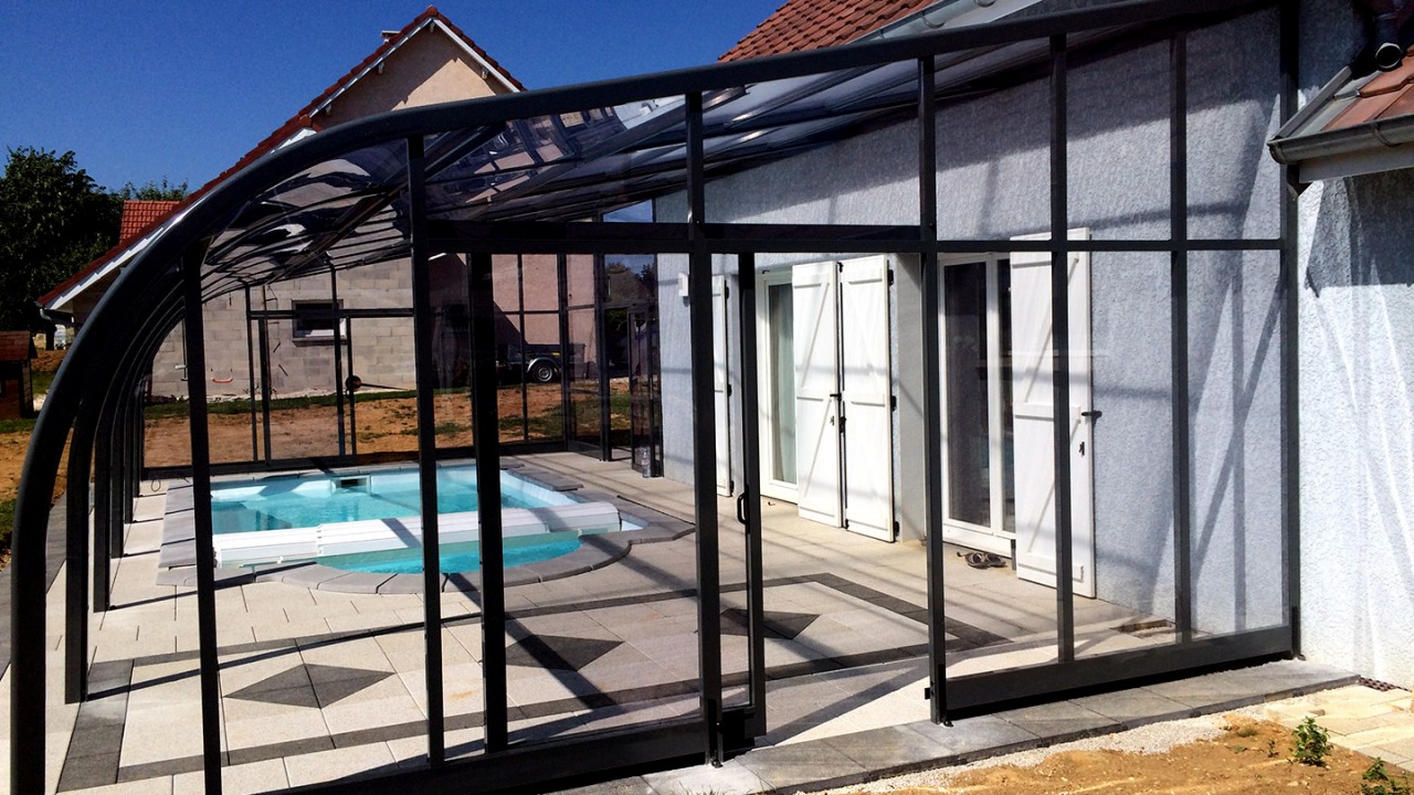 Abri piscine haut adossé Tabarca - en polycarbonate avec panneaux latéraux mobiles_0