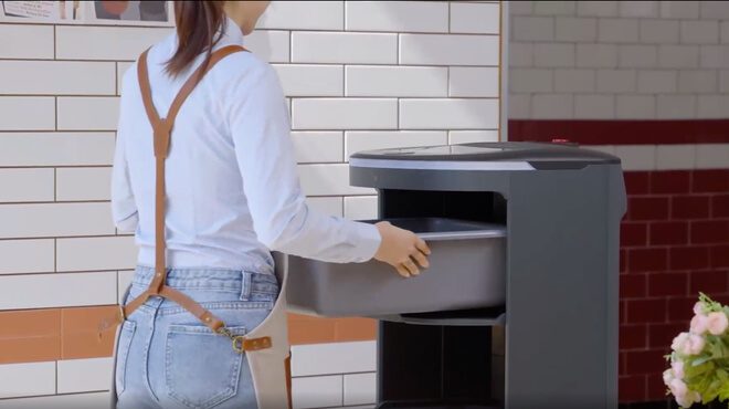 Robot serveur avec détection gestuelle et microphones intégrés