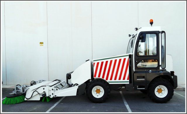 Ba-6000h - Balayeuse mécanique de voirie Piquersa - 49,5 ch - Transmission hydrostatique 4x4 - Déversement hydraulique 1.100 mm_2