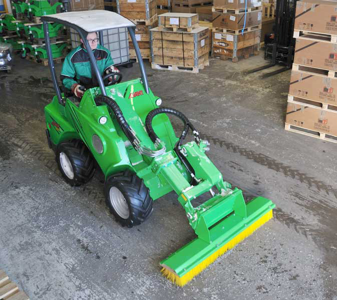 Balai fixe agriculture et élevage de chevaux - Référence A36453 - Avant Tecno Oy - Balayeuse robuste à moteur hydraulique_2