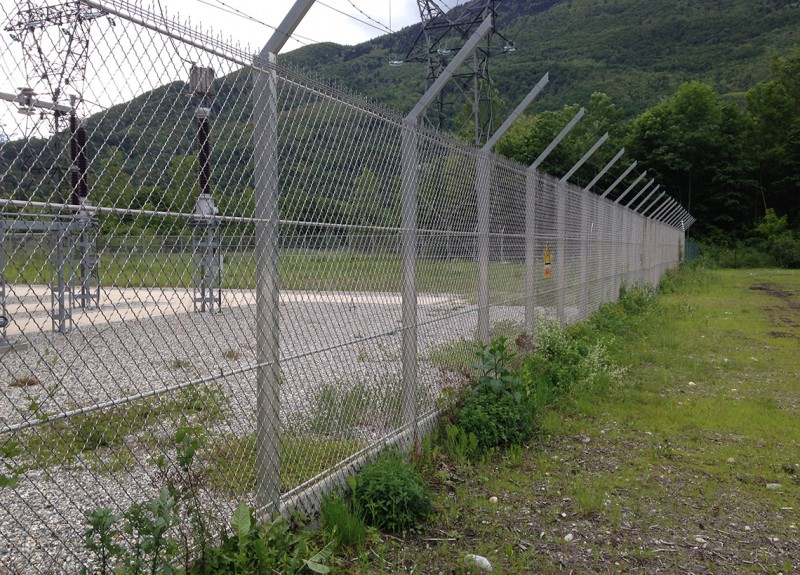 Clôture industrielle avec soubassement béton et grillage de sécurité
