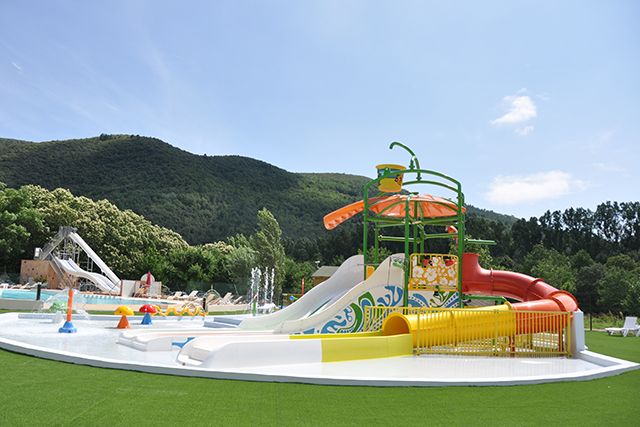 Pataugeoire - Grande structure aqualudique thème Hawaï avec toboggans et activités personnalisables - Polin Waterparks_2