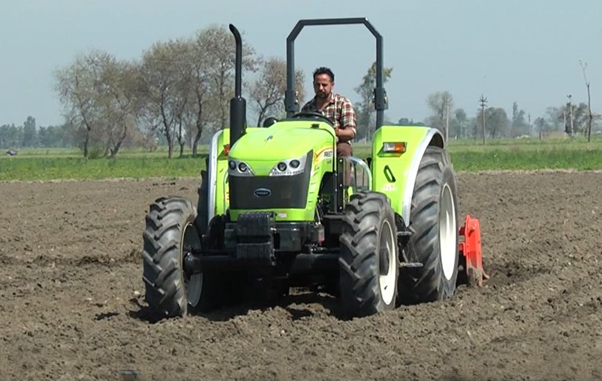 4049 Tracteur agricole - Preet - 4 roues motrices 40 HP avec caractéristiques avancées_0