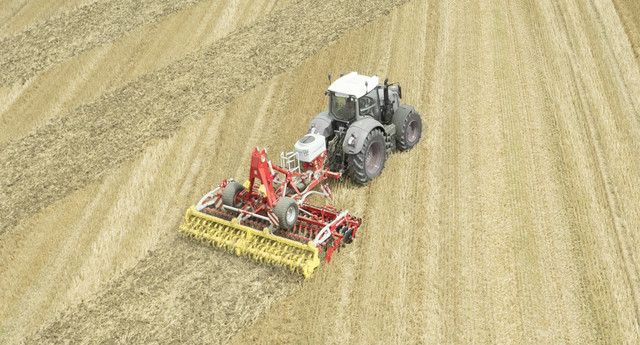 Équipement agricole repliable pour largeur de travail de 4 à 6 m