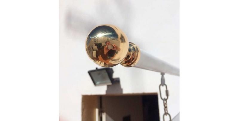 Enseigne drapeau suspendue classique - poteau en fer laqué avec boule métallique_2