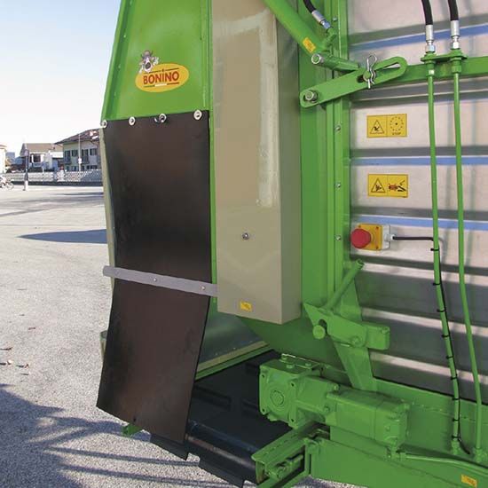 Machine agricole avec commandes mécaniques et électro-hydrauliques en option