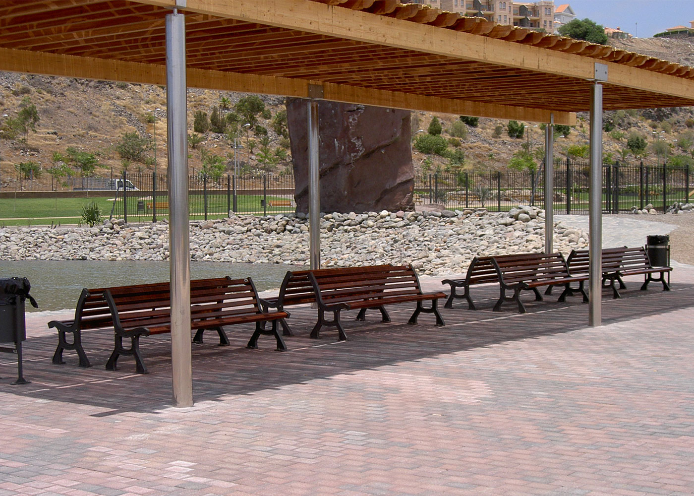 Chaise Roda UM320S - Piètement en fonte ductile avec traitement anticorrosion Ferrus - Lattes en bois tropical_2