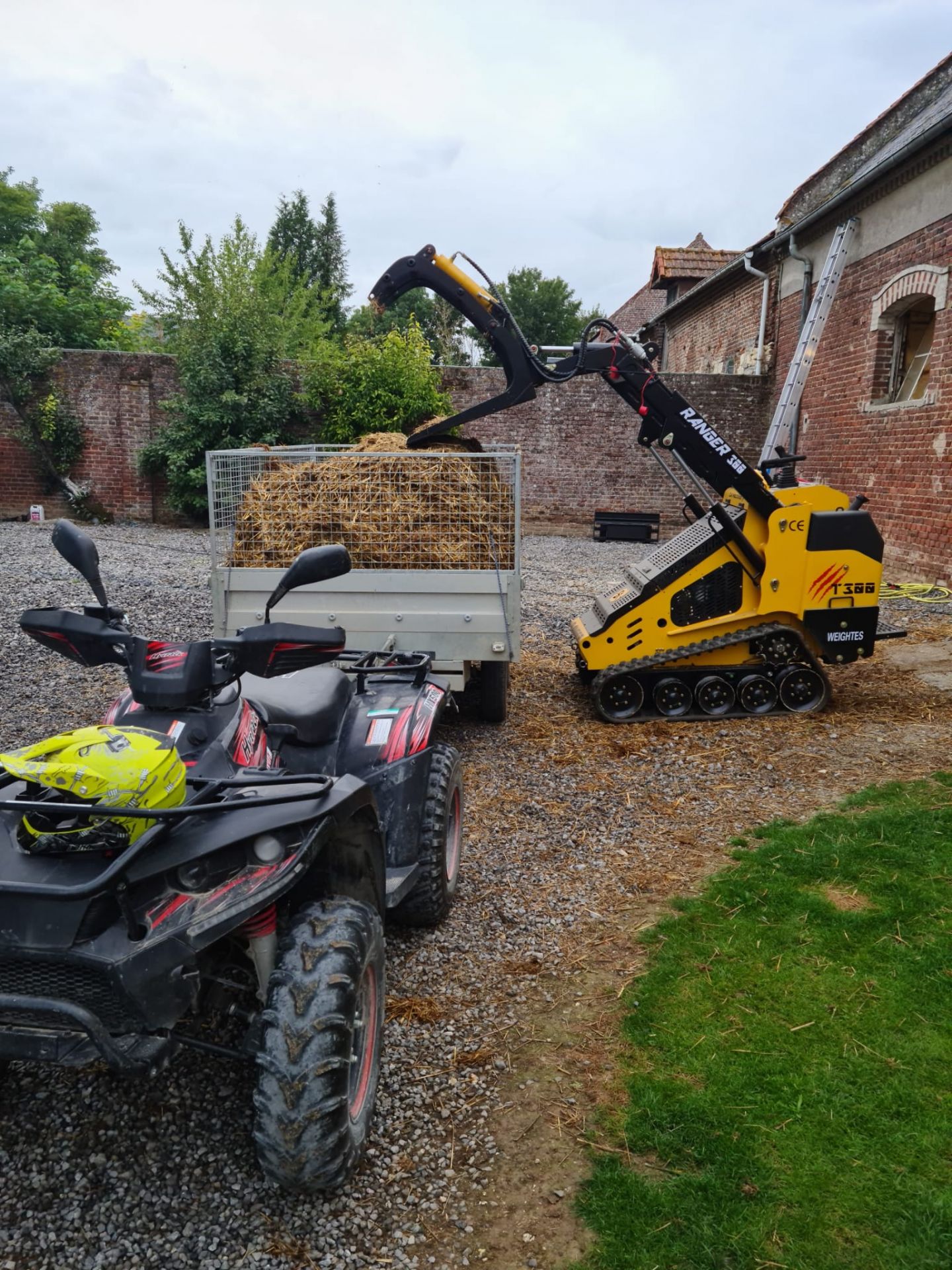 Chargeur compact adapté aux travaux agricoles