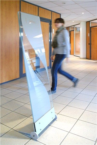 Totem - direct signaletique - verre mobile sur roulettes_2