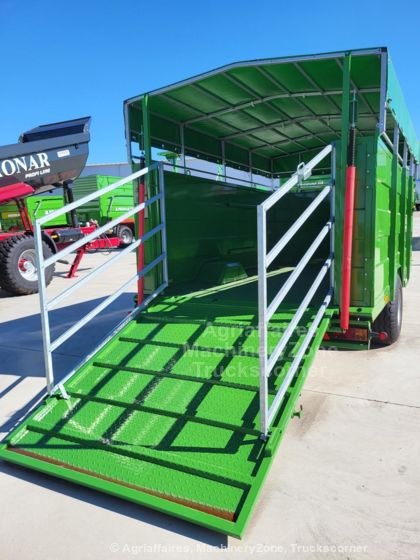 Bétaillère Pronar T046 - caisse de chargement avec ridelles en contreplaqué vissées et équipements robustes_2