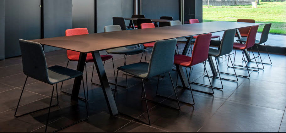 Table polyvalente et résistante pour espaces collaboratifs_2