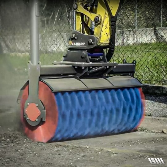 Balayeuse compacte pour voiries et travaux publics