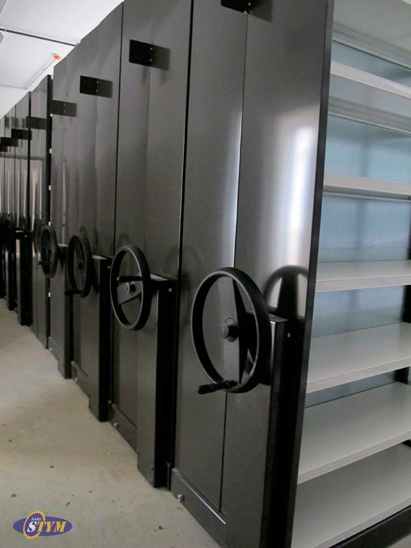 Rayonnage sur rails pour économiser de l'espace