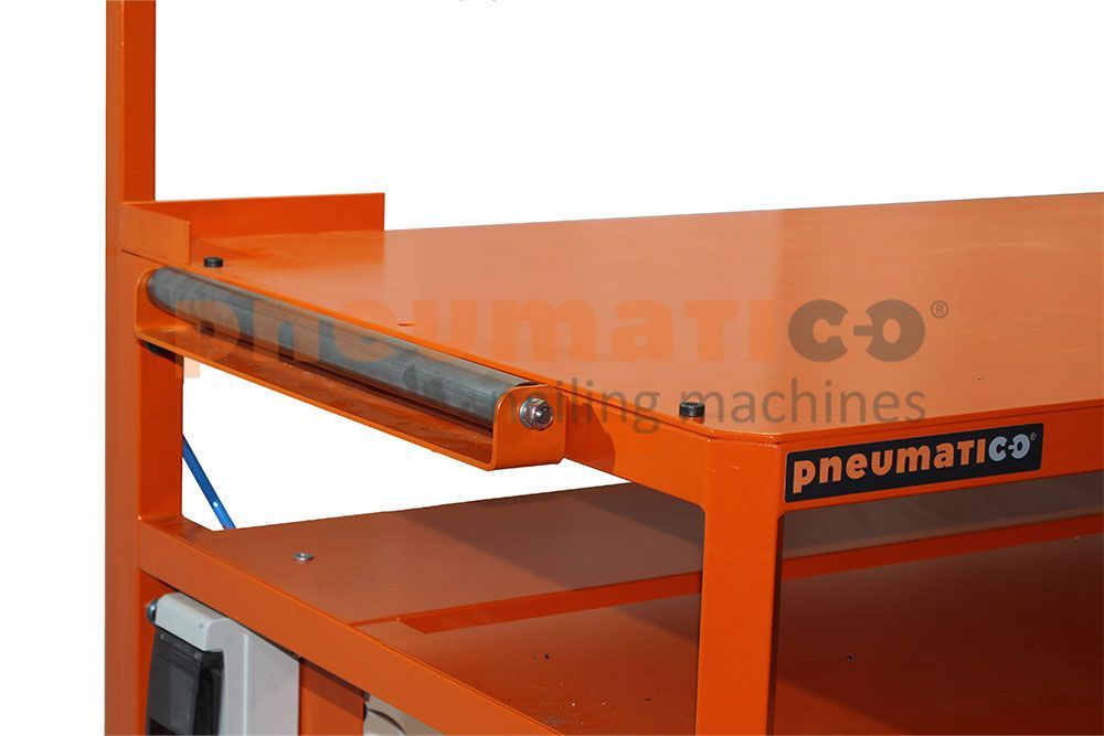 Table équipée d’un système d'air comprimé avec filtres et graisseurs