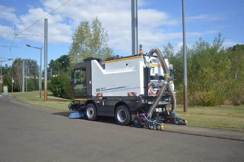 Balayeuse CMAR rail-route 600 RR - Balayage et nettoyage pour voies ferrées, tramways et métros - Puissance d'aspiration extrêmement élevée sur une largeur de balayage de plus de 3 m - Performances générales et moteur diesel EURO VI 162 CV_2