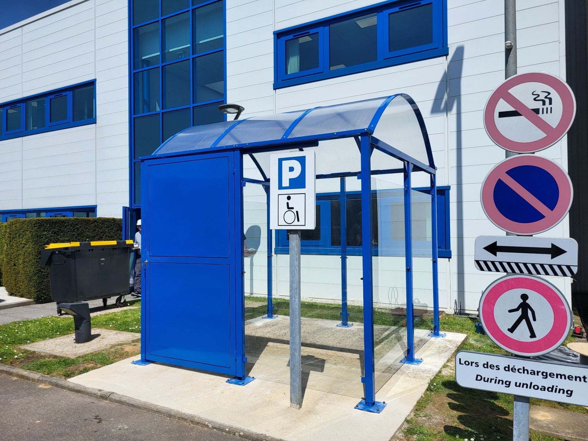 Abri vélo semi-ouvert Vision + - structure aluminium - bardage verre Securit - capacité 10 vélos_1