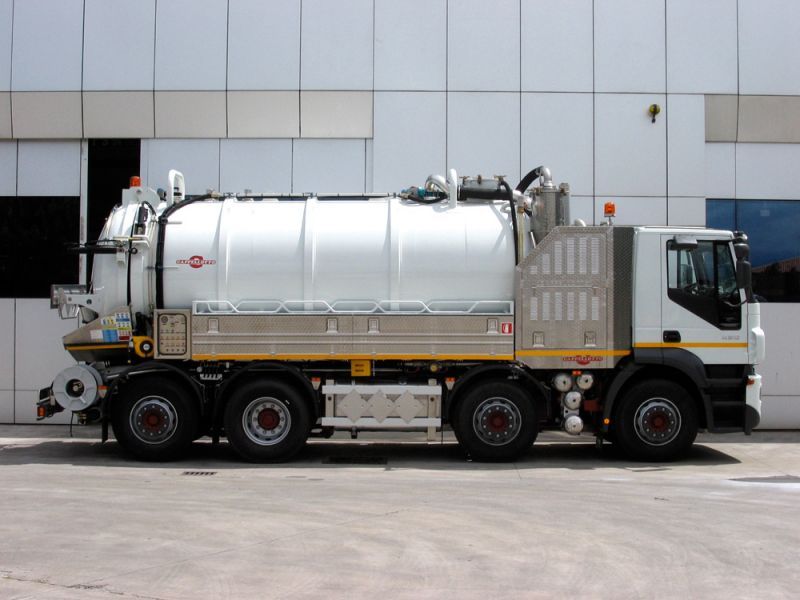 Camion d'assainissement avec dévidoir pivotant Cappellotto