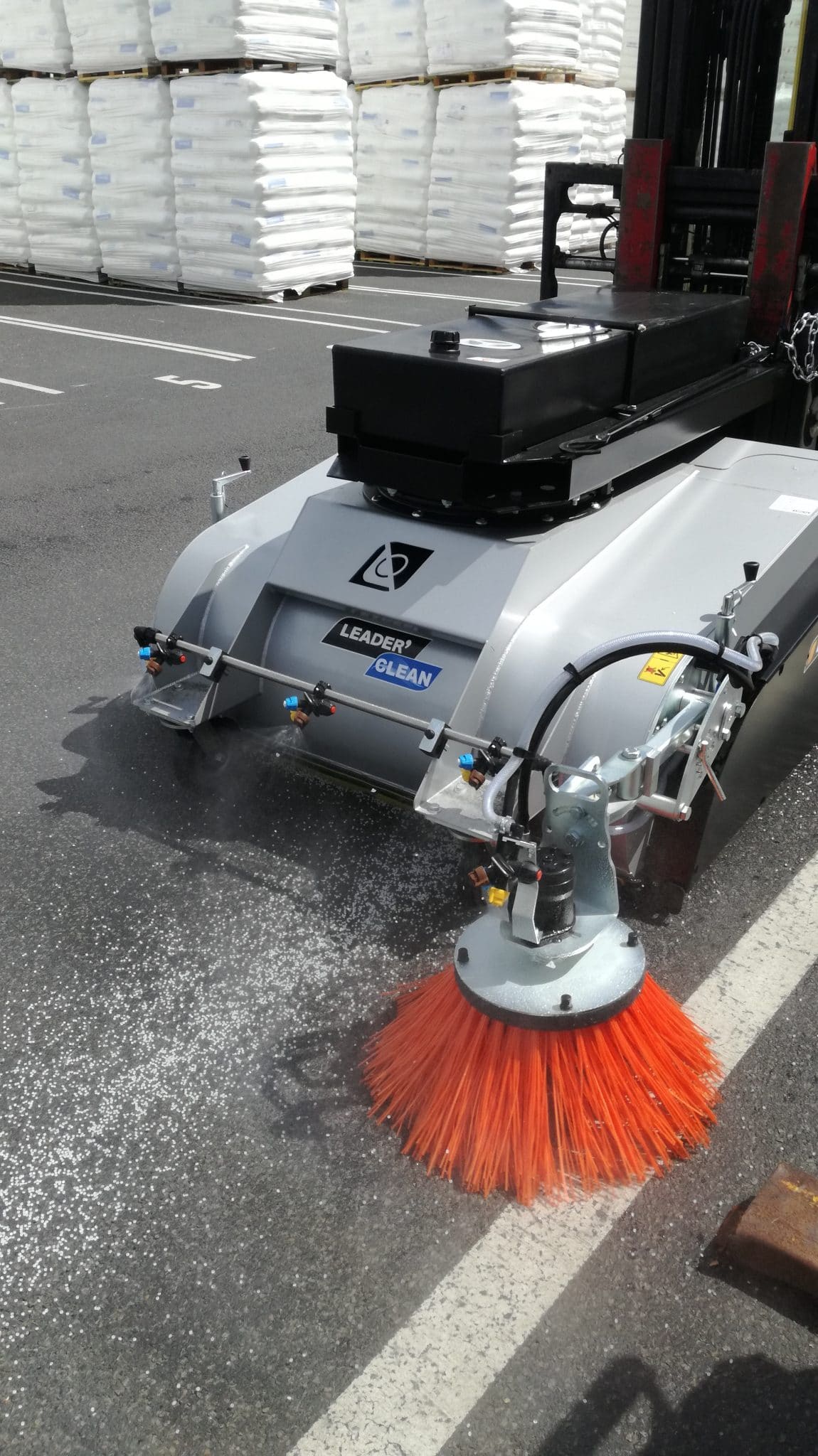 Balayeuse industrielle avec bac de ramassage de 180 à 220 litres