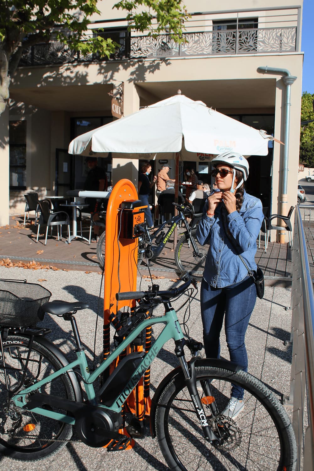 Borne de réparation et de recharge sécurisée, ergonomique, personnalisable en libre-service pour vélo  - Clever ifix-e_3