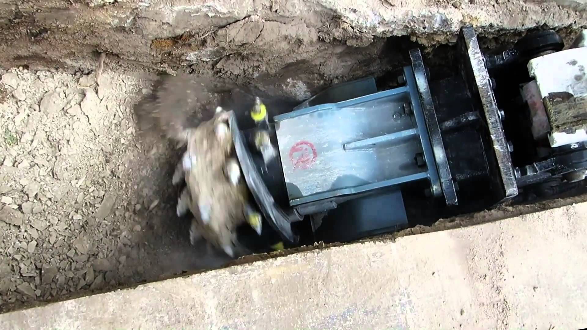 Fraise hydraulique axiale pour pelle de 8 à 38T, idéale pour réaliser des tranchés étroites - Rockwheel_3