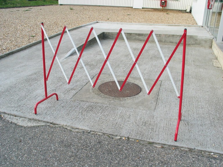 Barrière trou d'homme métallique, super repliable - extensible jusqu'à 2,6 m - modèles disponibles Quadran et extensible droit_2