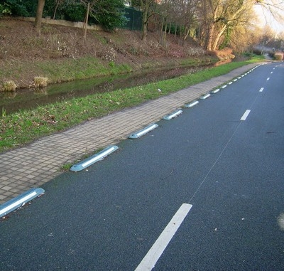 Séparateur de voies noir et blanc - Caoutchouc vierge vulcanisé - Bandes réfléchissantes classe 2 - Disponible en 2 tailles_2