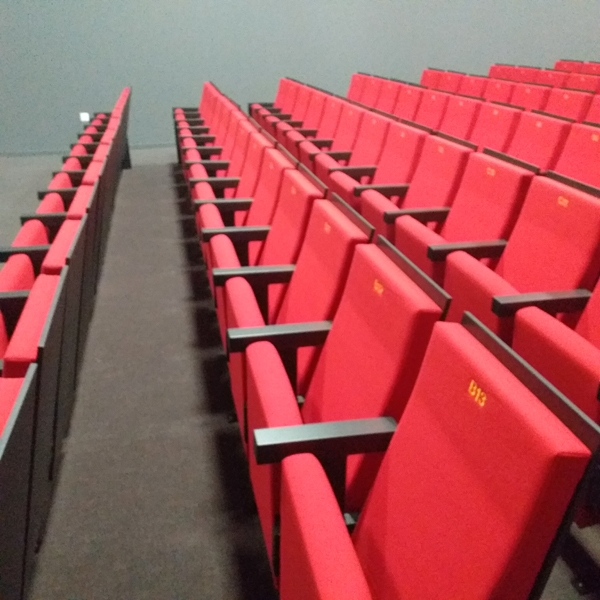 Fauteuil  de théâtre et de salles de spectacles à piétement latéral avec Accoudoir commun type manchette pour ERP - MAILLAN._3