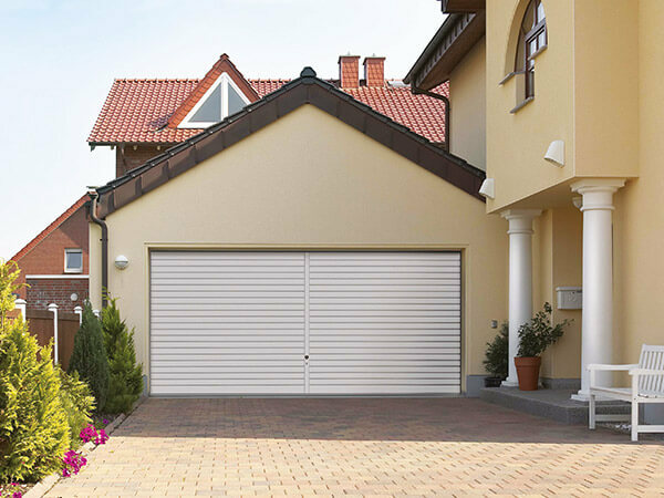Porte de garage basculante en bois massif - Teckentrup - personnalisable, sécurisée, avec serrure anti-effraction et garantie 10 ans_2