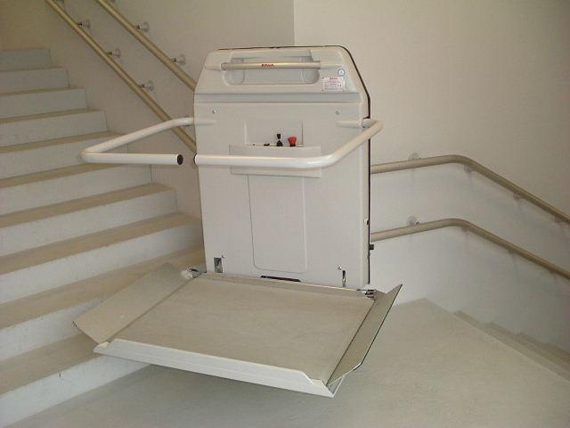 Plateformes monte escalier intérieur/extérieur - pour escaliers tournants - sur batteries - personnalisable -  Cama HL6_2