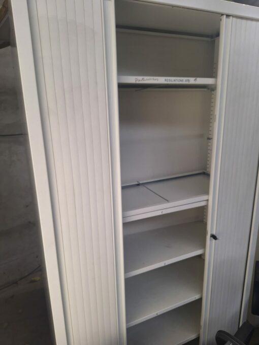 Armoire haute blanche d'occasion - Design moderne, portes coulissantes, 220 cm de hauteur - Rangement optimisé_2