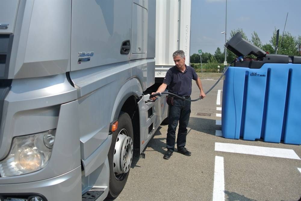 GIANTank - Cuve AdBlue Emiliana Serbatoi - 3300L avec double conteneur de sécurité et équipements avancés_2