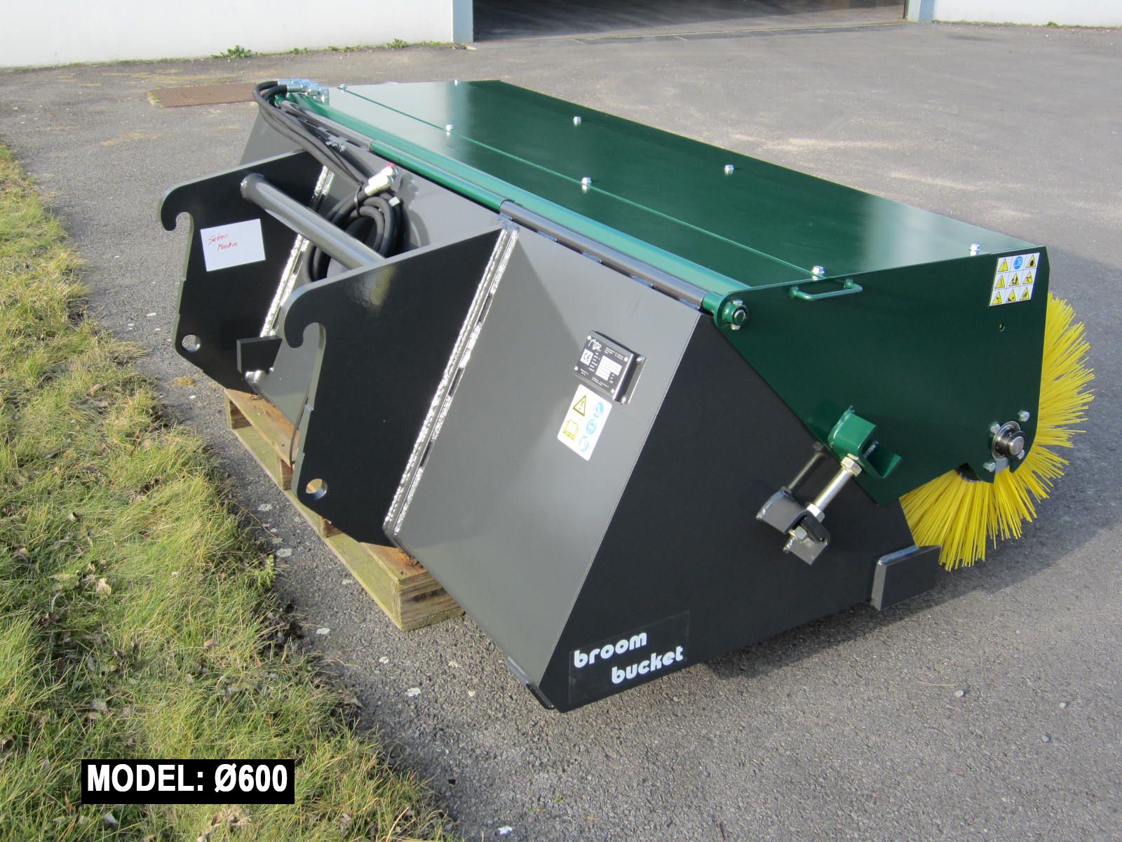 Balayeuse couvercle ouvert ATTEC - balayage, ramassage et déversement de débris - compatible chargeuses SSL, articulées, télescopiques et pelles-rétros_2