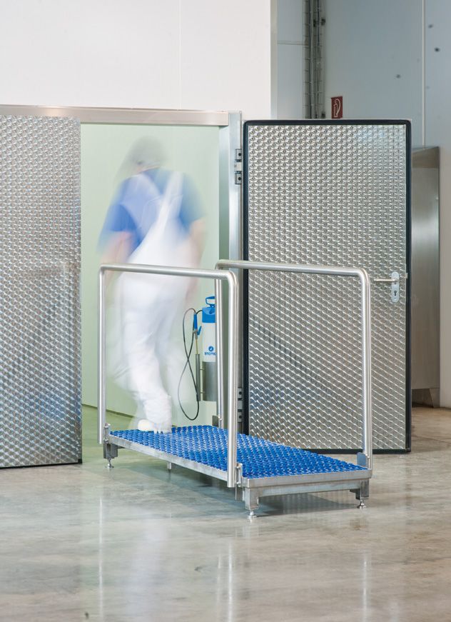 Dispositif de nettoyage humide pour semelles de chaussures