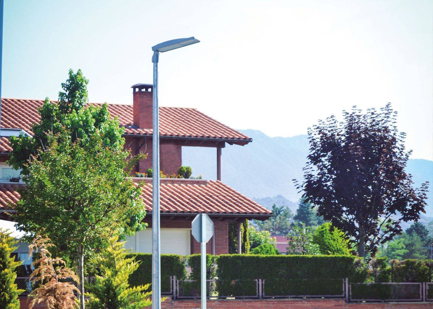 Luminaire fonctionnel Elium S Illis - design plat - 3 formats - 18 courbes optiques - haute efficacité jusqu'à 142 lm/W_2