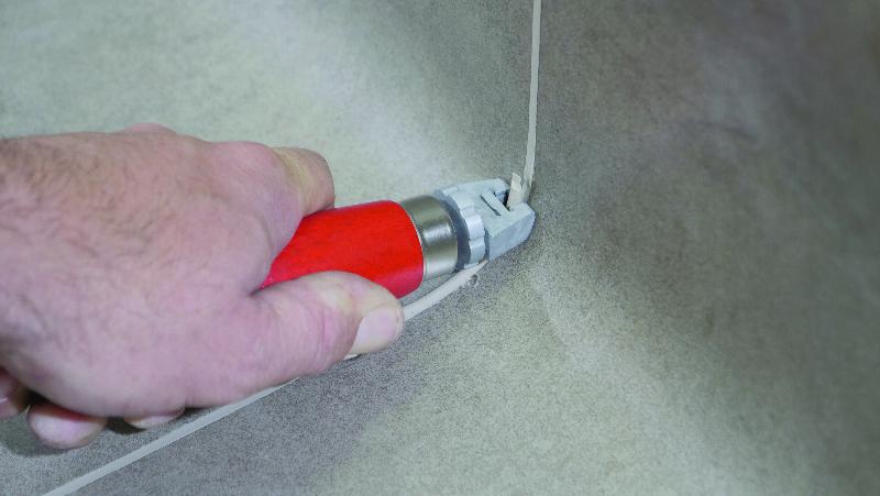 Araseur utilisé pour ajuster les remontées en plinthe