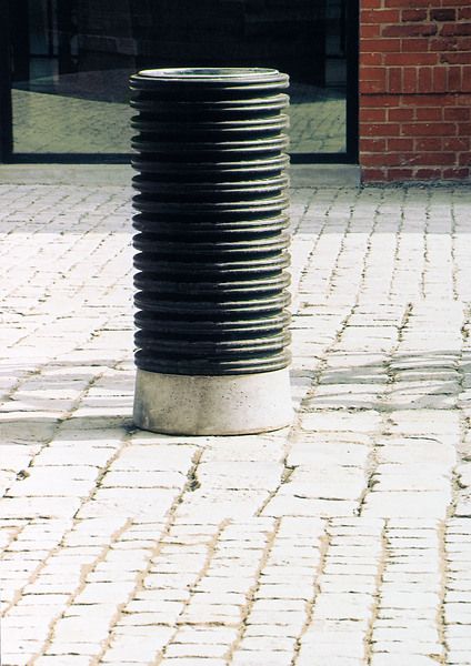 CR110 / CR115 - Poubelle publique - MMCité 1 a.S. - Socle en béton, corps en plastique, 35L, fixation au trottoir/sol_2