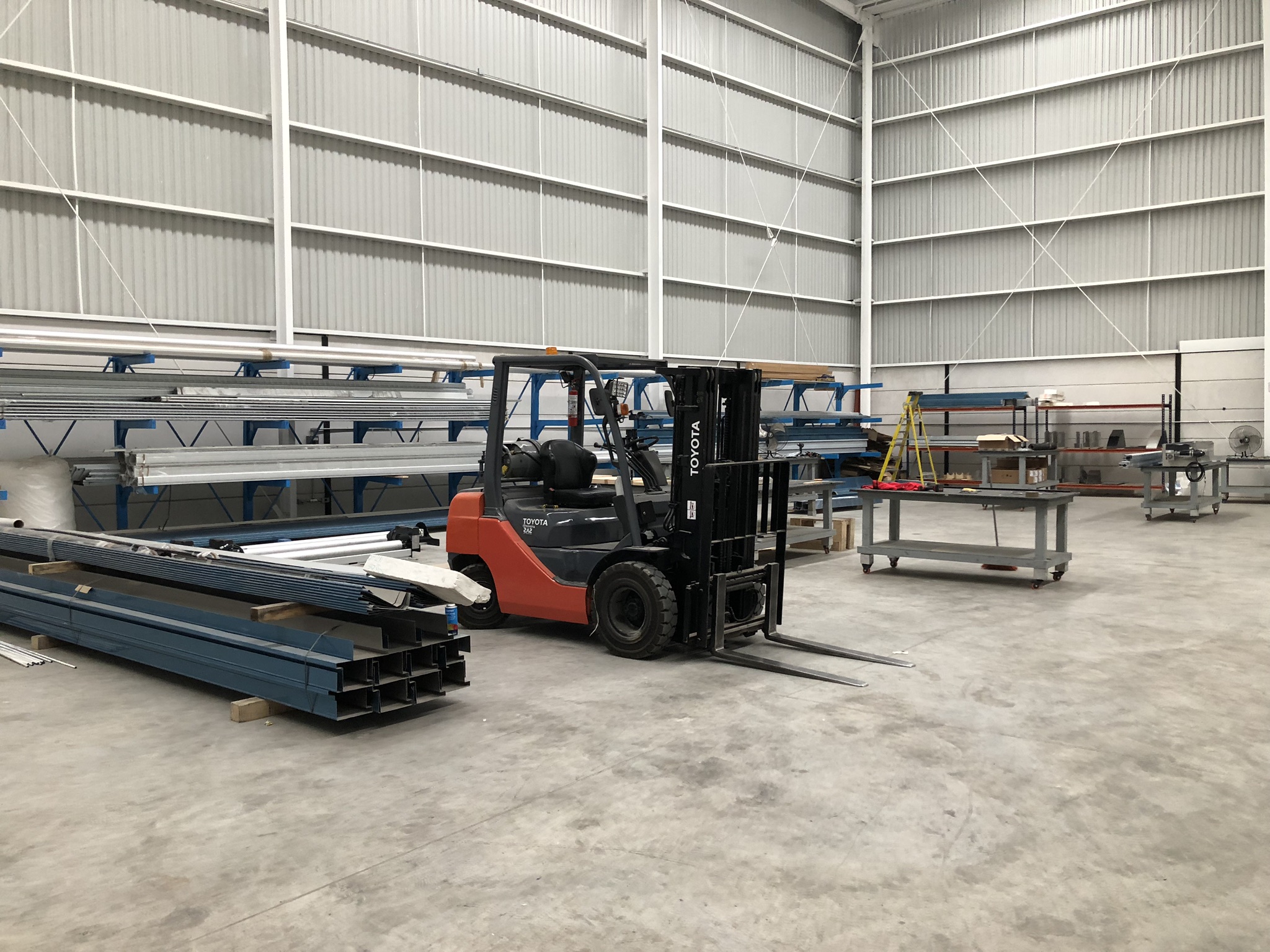 Hangar de stockage industriel à panneaux rigides, conçu pour offrir une bonne protection contre l'humidité et les conditions atmosphériques externes - CapGO_2