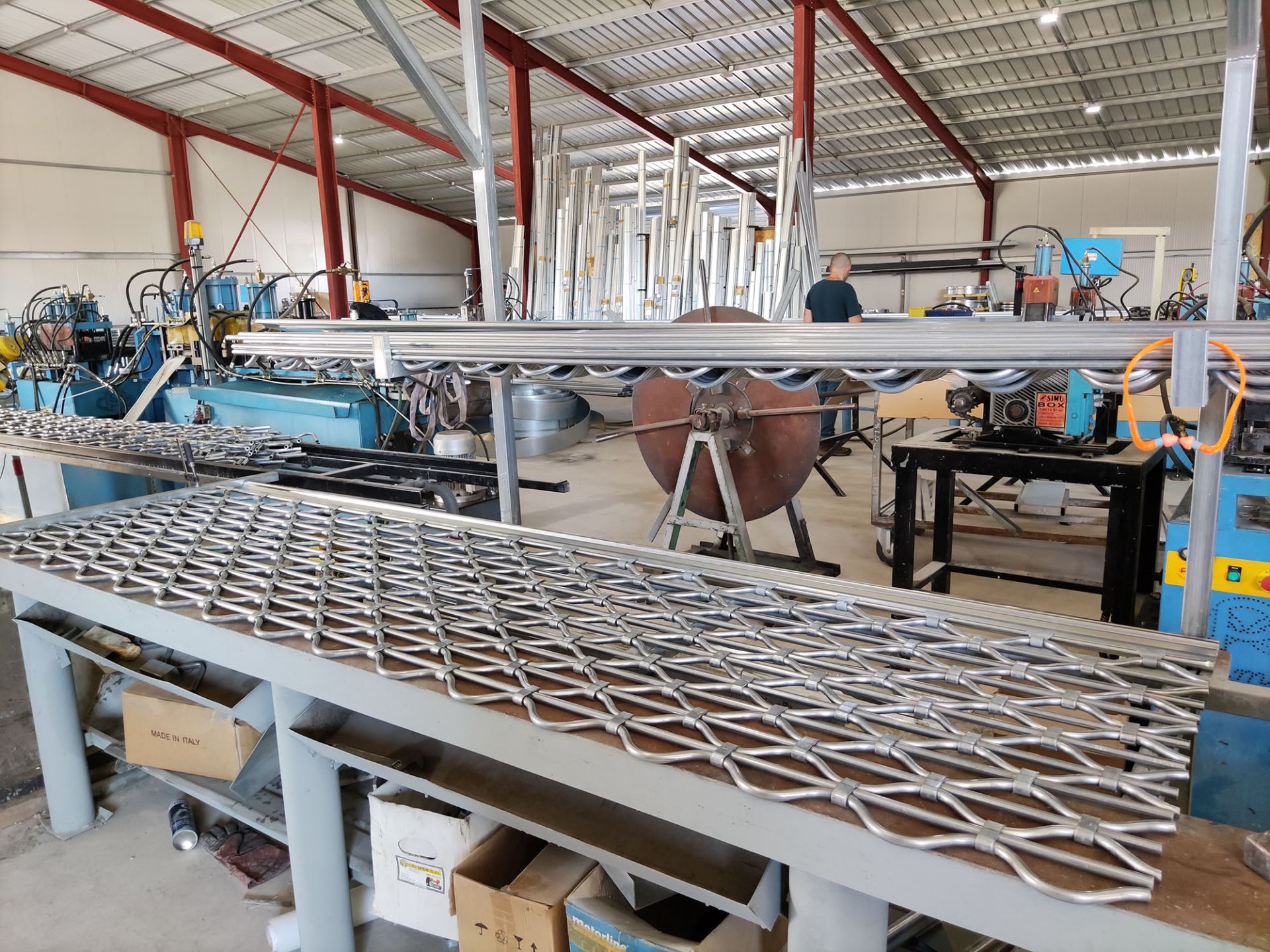 Grille enroulable en acier galvanisé - Visis - Protection robuste et visibilité pour vitrines_2