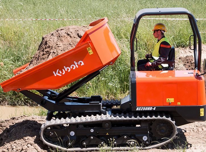 Équipement de construction avec benne rotative pour déchargement précis