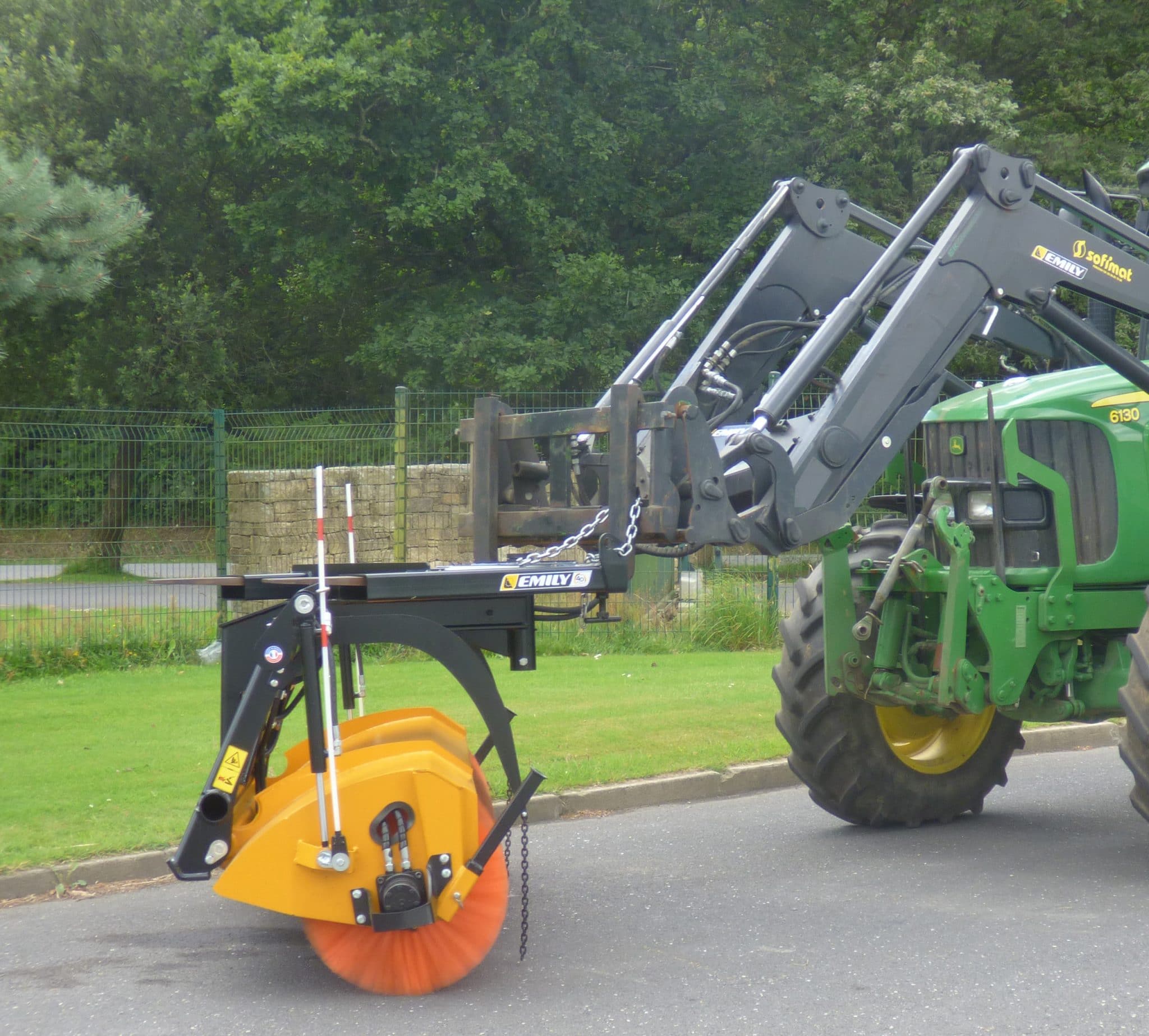 Balayeuse pousseuse industrielle Pro'sweep - adaptable sur relevage, télescopique et chargeuse - Emily avec système ABS_2