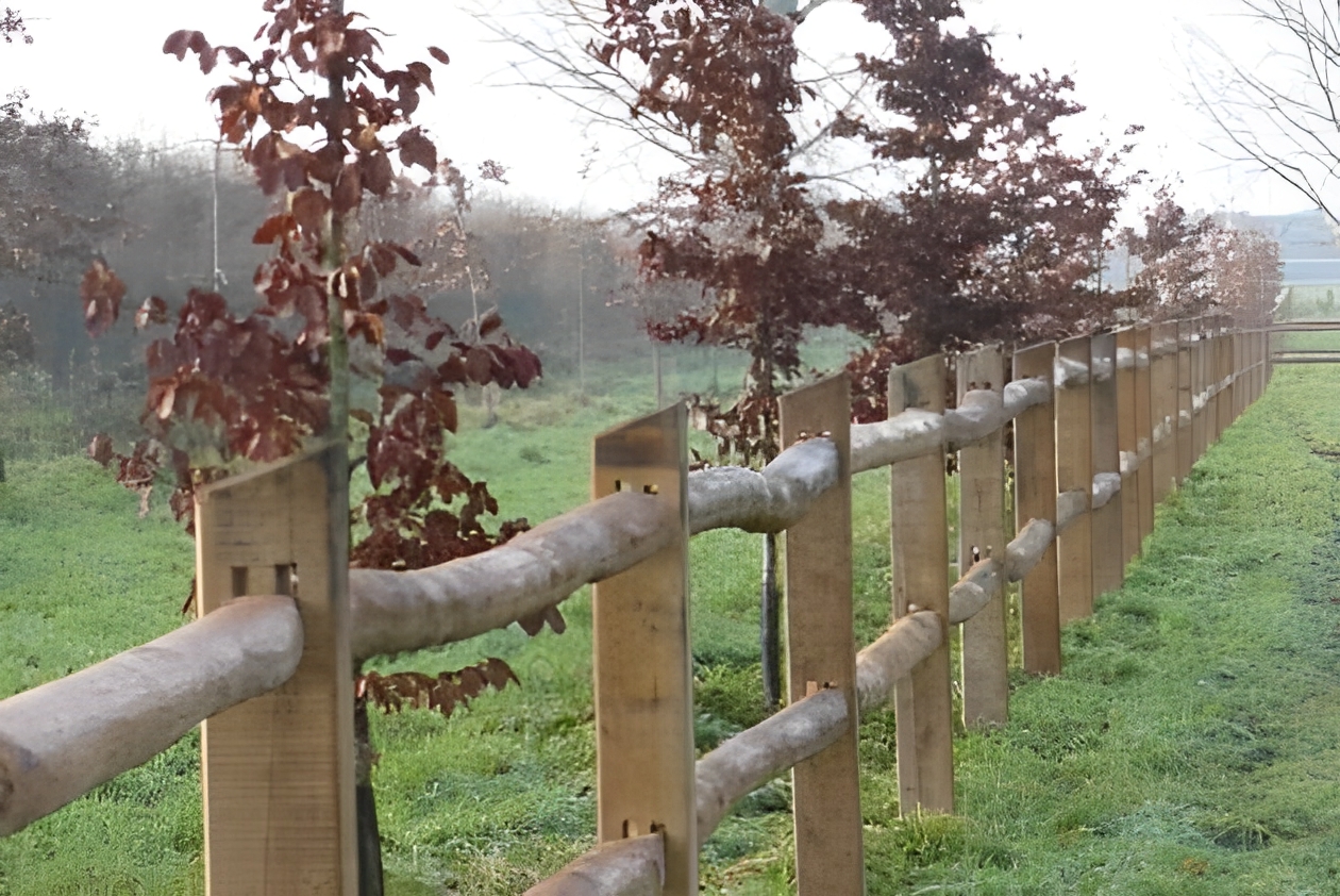 Clôture en bois imputrescible avec design rustique et naturel