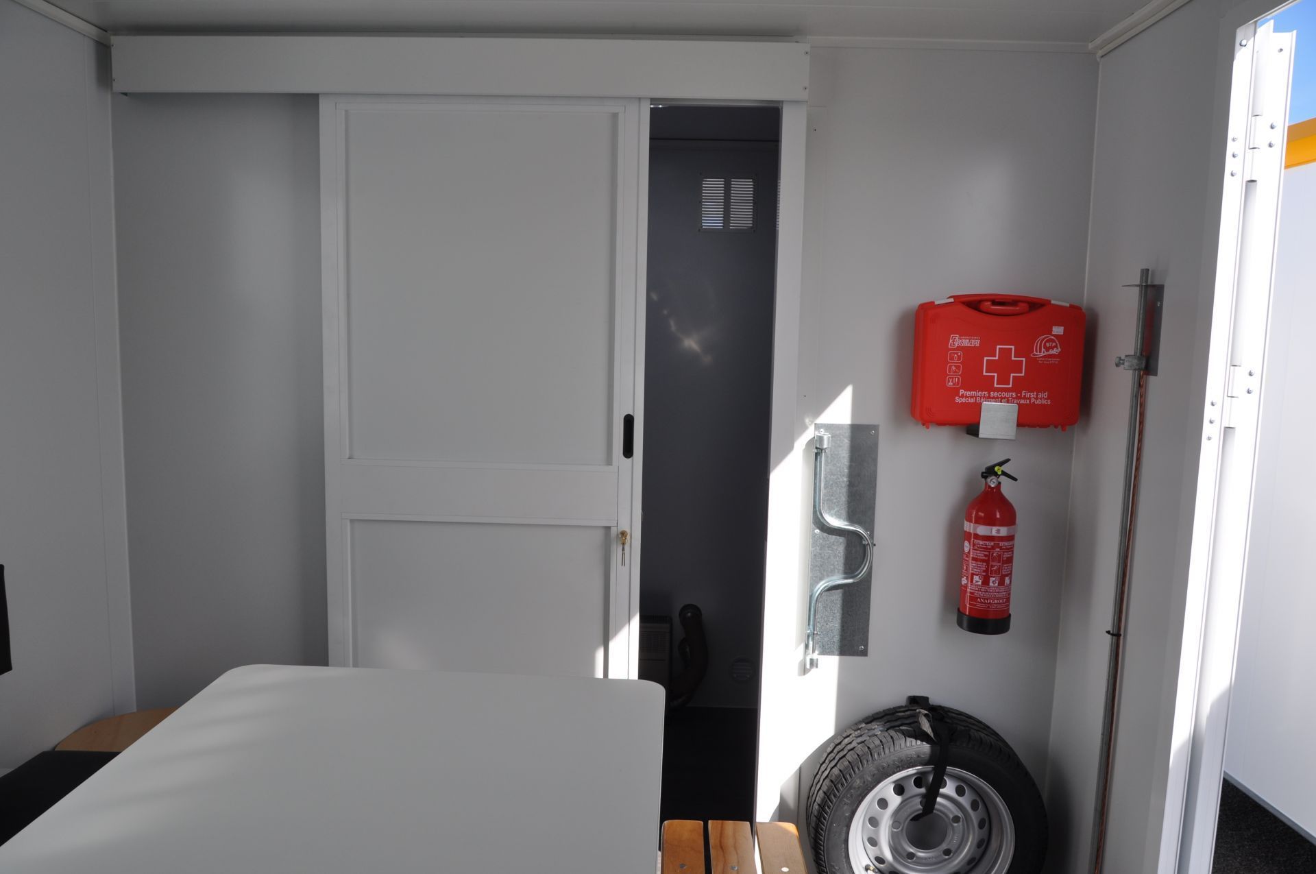 Base vie mobile équipée de sanitaires et vestiaires